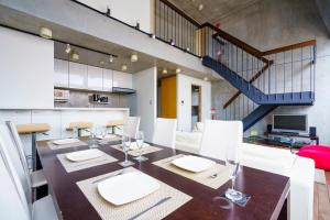 Η κουζίνα ή μικρή κουζίνα στο Full Circle Apartments