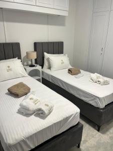 zwei Betten nebeneinander in einem Zimmer in der Unterkunft Lazuli Beachfront Sea View Ap 34 in Larnaka