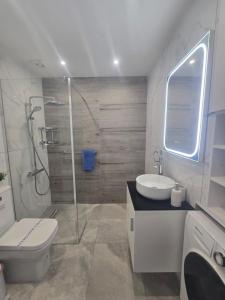 ein Badezimmer mit Dusche, Toilette und Waschbecken in der Unterkunft Lazuli Beachfront Sea View Ap 34 in Larnaka + 49 Fotos