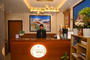 Ahli kakitangan di Hotel Golden Potala