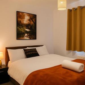 a bedroom with a bed and a painting on the wall at Halton haven Three bed house sleeps 8 in Halton