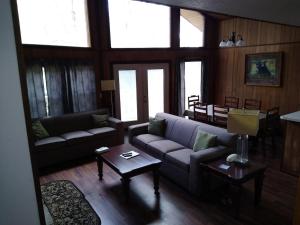 Χώρος καθιστικού στο Shady Woods Retreat 3BR Chalet