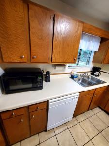 Η κουζίνα ή μικρή κουζίνα στο Shady Woods Retreat 3BR Chalet +10 φωτογραφίες