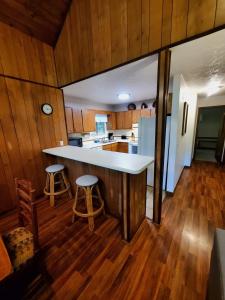 Η κουζίνα ή μικρή κουζίνα στο Shady Woods Retreat 3BR Chalet