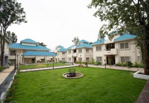 a view of the courtyard of a villa at MSB Silver Spring Resort in Yelagiri