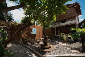 Сад в Ubu Villa Ndalem Etnik at Yogyakarta City Center