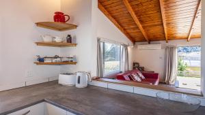 Gallery image of Railside Chalet - Raurimu Holiday Home in National Park +20 photos