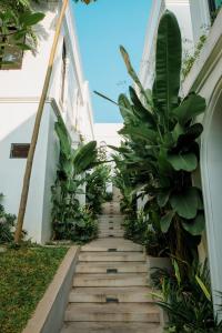 una escalera que conduce a un edificio con plantas en Greenforest Anahata 5 Star Villa Hotel, en Canggu