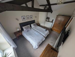een slaapkamer met een bed bij Hocking Cottage in Torquay