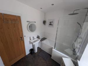 een badkamer met wastafel, douche en toilet bij Hocking Cottage in Torquay +9 foto's