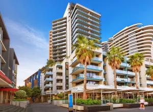 un edificio alto con palme di fronte di Aerie Stays NewQuay Collection a Melbourne
