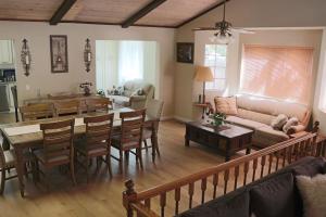 ein Wohnzimmer mit Tisch und Couch in der Unterkunft Beautiful Big Bear Lake Retreat in Big Bear Lake