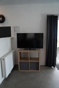 Un televizor și/sau centru de divertisment la Camping Natuurlijk Limburg - Chalet 4
