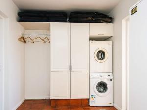a laundry room with a washer and dryer at Luxury Retreat in Blavand - By Traum Ferienwohnungen in Blåvand