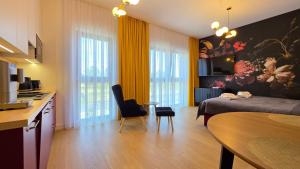 Η κουζίνα ή μικρή κουζίνα στο Boszkowo Horizon Park Apartament 15 "Bordowy"