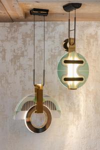 Rochebrune - Appartement de luxe في ميجيف: ثريتان معلقتان من السقف في غرفة