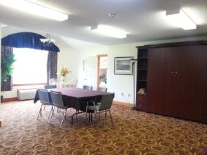 ein Esszimmer mit Tisch und Stühlen in der Unterkunft Granite Town Hotel in Saint George