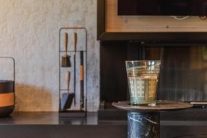 Rochebrune - Appartement de luxe في ميجيف: كوب من الشاي موضوع على حامل على المنضدة