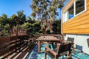 Una mesa y sillas de madera en un patio. en Lake Escape-stunning views and close to town, en Lake Tekapo