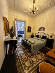 une chambre avec un lit et un lustre dans l'établissement Luna Rossa, à Palerme 24 autres photos