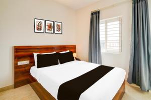 Postel nebo postele na pokoji v ubytování Super Townhouse Hebbal Dasarahalli Formerly Otium Suites