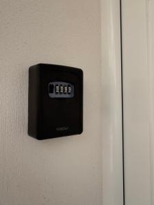 a black switch on a wall on a wall at Alma azul in Puerto de Mazarrón