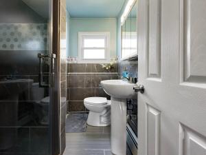 Ένα μπάνιο στο Spacious 7BD Sleeps 12 Near Boardwalk & Parking +19 φωτογραφίες