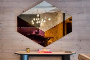 Rochebrune - Appartement de luxe في ميجيف: غرفة مع طاولة ومرآة +35 صورة