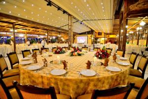 A restaurant or other place to eat at Baglar Saray Hotel