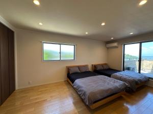 Ένα ή περισσότερα κρεβάτια σε δωμάτιο στο リゾートヴィラ宮島 Sunset terrace +69 φωτογραφίες