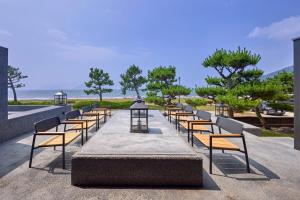 uma fileira de cadeiras e uma mesa com uma luz em ONCRI-Karatsu おんくり唐津 em Karatsu mais 30 fotografias