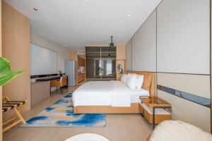 a bedroom with a large bed and a flat screen tv at 融域公寓-南京博览中心店 in Nanjing +56 photos