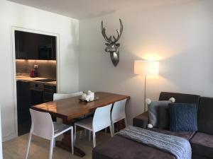 - un salon avec une table en bois et un canapé dans l'établissement Residence Du Brevent, à Chamonix-Mont-Blanc
