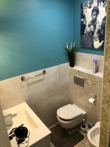 Koupelna v ubytování House with Pool, jacuzzi,garden and BBQ next seaside + 42 fotografií