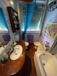 Koupelna v ubytování House with Pool, jacuzzi,garden and BBQ next seaside