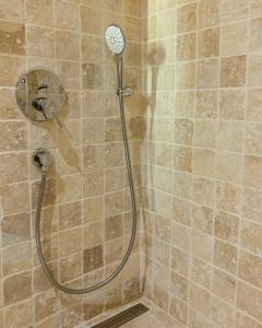 een douche met een douchekop in een badkamer bij Edra House in Alacati