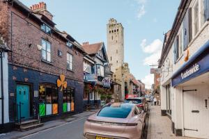 a street with cars parked on the side of the road at First Floor Central Knutsford Apartment in Knutsford +6 photos