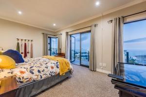 Postel nebo postele na pokoji v ubytování 97 Divot Drive, Pinnacle Point Golf & Beach Estate