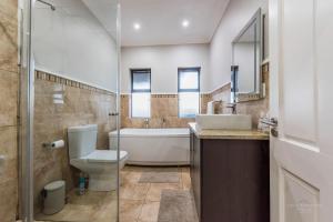 Koupelna v ubytování 97 Divot Drive, Pinnacle Point Golf & Beach Estate + 18 fotografií