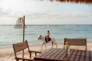 Eine Frau, die am Strand reitet in der Unterkunft Cocana Resort Gili Trawangan in Gili Trawangan