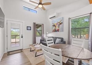 un soggiorno con tavolo da pranzo e sedie di Paintbrush Waterfront Cottage a Morris Ranch Altre 22 foto