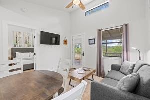 un soggiorno con un divano e un tavolo di Paintbrush Waterfront Cottage a Morris Ranch