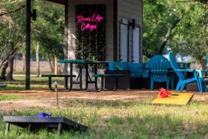 tavolo da picnic e sedie di fronte a un edificio di Paintbrush Waterfront Cottage a Morris Ranch