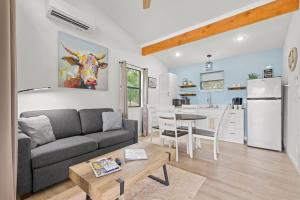 un soggiorno con un divano, un tavolo e una cucina di Paintbrush Waterfront Cottage a Morris Ranch