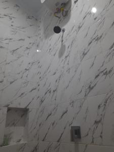 eine weiße Marmorwand in einem Badezimmer mit in der Unterkunft House of Toti in Yogyakarta + 36 Fotos