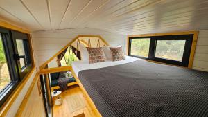 a bed in the middle of a tiny house at La Vista Huma by Tiny Away in Alora