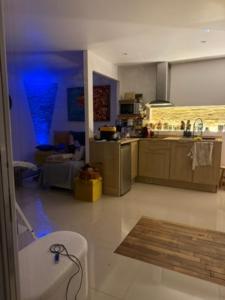 eine große Küche mit blauem Licht in einem Raum in der Unterkunft à 10 minutes Futuroscope in Vendeuvre-du-Poitou