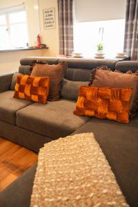 Ruang duduk di Arranview Apartment