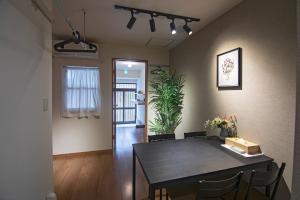 een eetkamer met een tafel en een plant bij Osaka - House - Vacation STAY 16353 in Osaka