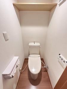 een kleine badkamer met toilet en wastafel bij Osaka - House - Vacation STAY 16353 in Osaka +11 foto's